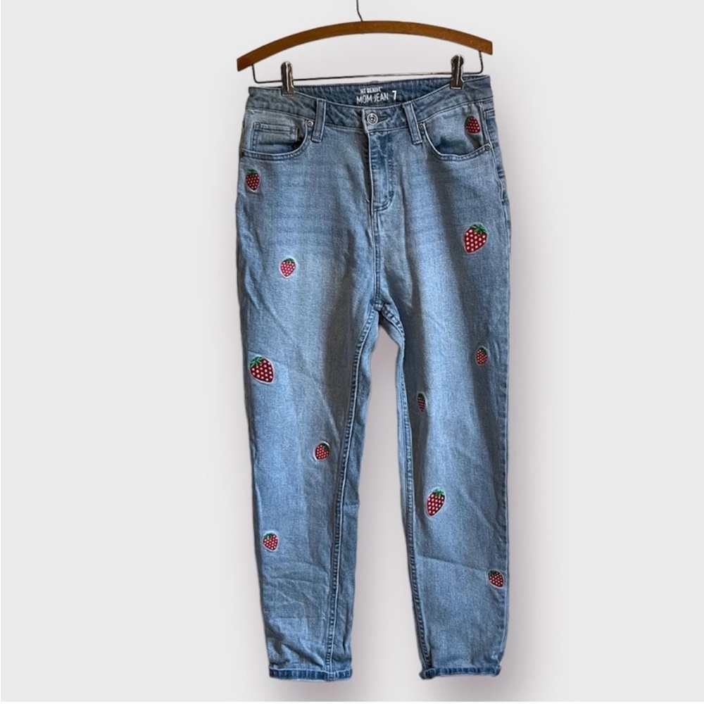 Hot Topic Strawberry Embroidered Mom Jean Size 7